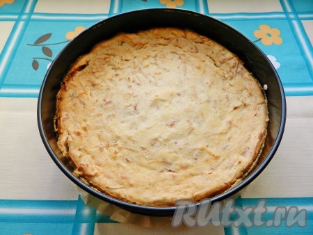 Готовность запеканки можно проверить деревянной зубочисткой. Для этого сделайте прокол в середине запеканки, если зубочистка после прокалывания будет без следов теста, значит можно вынимать выпечку из духовки. Готовую творожно-яблочную запеканку с манкой остудить в течение 5 минут и извлечь из формы.