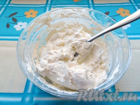 В творог добавить соду и растереть вилкой (или столовой ложкой) в более однородную массу. Также можно пробить творог погружным блендером или перетереть через железное сито.