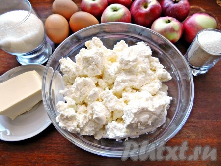 Подготовить продукты для приготовления творожно-яблочной запеканки с манкой в духовке. Сливочное масло заранее достать из холодильника, чтобы оно было комнатной температуры.