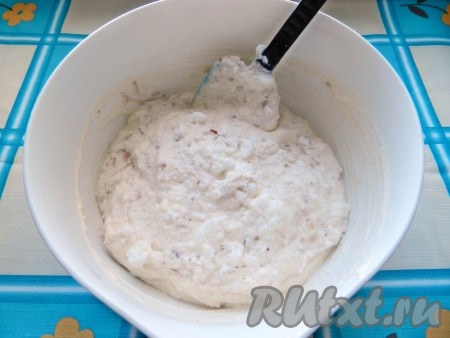 В творожное тесто добавить яблоки, перемешать. Оставить тесто на 15-20 минут, чтобы манка хорошо набухла.