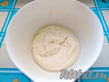 В получившуюся смесь добавить творог и манную крупу, тщательно перемешать творожное тесто.