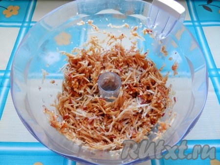 Яблоки, по желанию, очистить от кожуры, затем натереть на крупной тёрке (или с помощью комбайна).