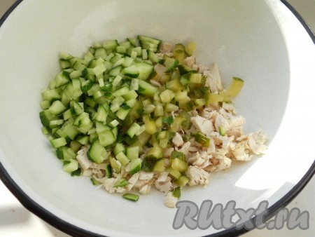 Филе куриное отварить в подсоленной воде до готовности (в течение 25-30 минут с момента закипания воды), затем остудить и нарезать маленькими кусочками в глубокую миску. Добавить нарезанные мелкими кубиками огурцы.
