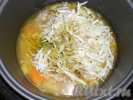 Влить 2 литра горячей воды, выставить режим "Тушение" на 45 минут, крышку мультиварки закрыть. После этого добавить тонко нарезанную капусту, всыпать соль и специи, влить ещё 1-1,5 литра горячей воды, выставить режим "Суп" или "Тушение" на 20 минут, крышку мультиварки закрыть.&nbsp;