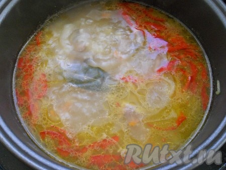 Болгарский сладкий перец очистить от семян, удалить плодоножку. Нарезать очищенный перец&nbsp; тонкой соломкой. После окончания программы "Суп" или "Тушение" в щи добавить болгарский перец вместе с лавровыми листьями и мелко нарезанным чесноком, выставить программу "Выпечка" на 15 минут, крышку мультиварки закрыть.