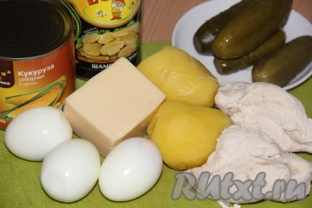 Подготовим продукты для приготовления салата "Фантазия": куриную грудку отвариваем до готовности и остужаем. Яйца варим вкрутую и очищаем. Картошку отвариваем в мундире и чистим. Маринованные шампиньоны откидываем на дуршлаг, чтобы стекла жидкость.
