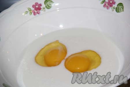 В глубокой миске соединить молоко, яйца, сахар. Всё хорошо перемешать венчиком или вилкой.