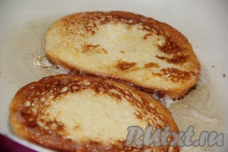 Жарить гренки с двух сторон до золотистой корочки на разогретой сковороде на растительном масле.
