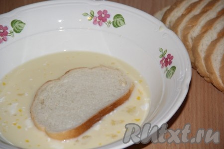 Сковороду разогреть, добавить растительное масло. Обмакнуть каждый кусочек батона с двух сторон в яично-молочную смесь.
