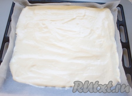 Тесто выложить на противень (размер 36х30 см), застеленный пергаментом, разровнять. Выпекать в заранее разогретой до 220 градусов духовке 10-15 минут. Готовность определять по слегка золотистому цвету.

