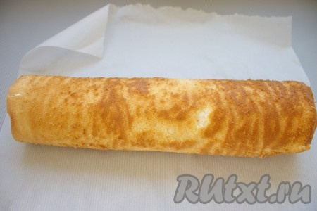 Снова свернуть плотным рулетом с помощью пергамента.
