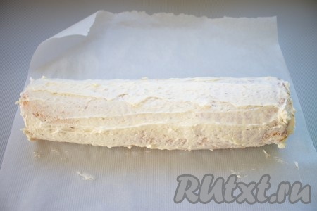 Поверхность рулета смазать остатками крема, посыпать измельченными орешками.