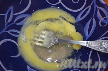 Для приготовления 1 яичного блинчика взбить вилкой в глубокой тарелке 1 сырое яйцо, слегка посолить. Сковороду, немного смазанную маслом, хорошо разогреть, вылить яичную смесь, равномерно распределить её по дну сковородки.