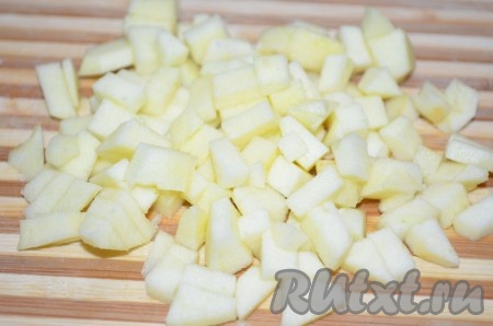 Яблоко очистить от кожуры и семенной коробки с семечками, нарезать на мелкие кубики.