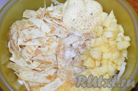 Кальмары, сыр, яблоко, лук, яйца, блинчики поместить в глубокую миску, посолить салат, поперчить, заправить майонезом (или сметаной), перемешать.