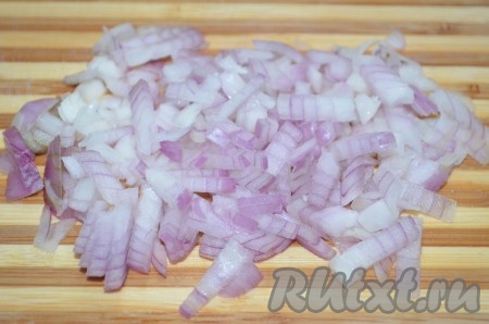 Лук очистить, нарезать на мелкие кубики. Я использовала красный лук, он не горчит. Если вы будете готовить с обычным репчатым луком, тогда, чтобы убрать горечь, его после нарезки можно выложить в сито, обдать кипятком и оставить на несколько минут, чтобы стекла лишняя вода. 