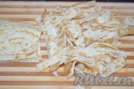 Полностью остудить яичные блинчики, нарезать их соломкой, как на фото.