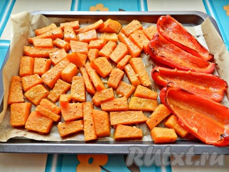 Готовность тыквы проверить острым ножом - кусочки должны легко протыкаться.