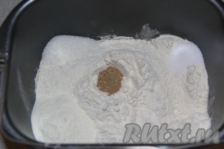 Далее всыпать муку, сухое молоко. Сахар и соль всыпать в разные углы ведёрка. В муке сформировать лунку и всыпать дрожжи. Закладку продуктов производить по инструкции к вашей хлебопечке.
