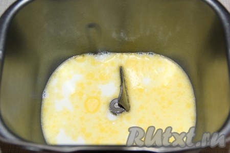 Масло растопить. Соединить тёплую воду и молоко. Вылить в ведёрко хлебопечки молоко с водой и масло.
