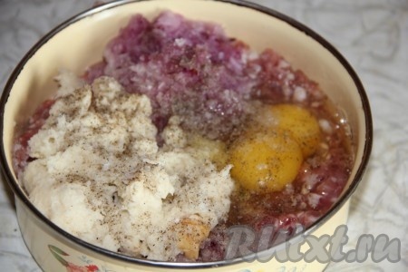 Белый хлеб замачиваем в молоке, а затем слегка отжимаем, чтобы избавиться от лишней влаги. Фарш можно купить в магазине или пропустить через мясорубку кусочек мяса. Для таких котлет отлично подойдёт и свиной, и говяжий, и свино-говяжий, и куриный фарш. Фарш перекладываем в миску, добавляем яйца, хлеб, отжатый от лишнего молока, соль, чёрный молотый перец, манку, перемешиваем до однородности. Оставляем фарш постоять минут на 10, чтобы манка немного набухла.