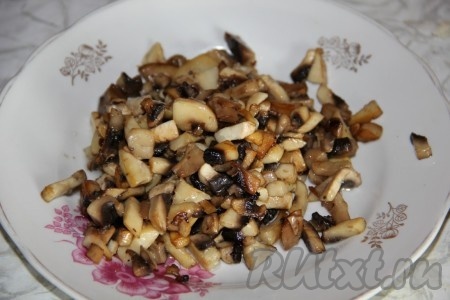 Жареные грибы с луком перекладываем со сковороды на тарелку и даём полностью остыть.