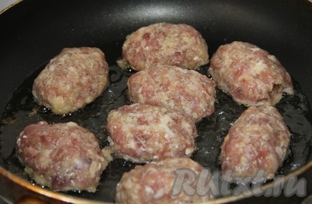 Котлеты, фаршированные грибами, выкладываем на сковороду, разогретую с растительным маслом, обжариваем с двух сторон на среднем огне до золотистого цвета. В принципе, котлеты готовы. Но я их ещё обычно протушиваю, для этого в сковороду с жареными котлетами вливаю немного воды, накрываю крышкой, даю воде закипеть, уменьшаю огонь до минимума и тушу в течение минут 10.