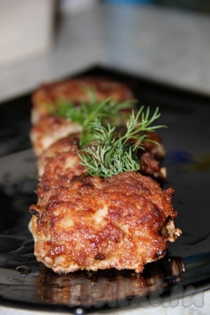 Аппетитные, сытные и вкусные котлеты, фаршированные грибами, в сочетании с картофельным пюре станут замечательным обедом или ужином для вас и ваших близких.