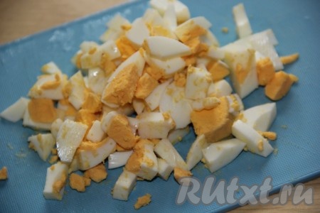 Яйца почистить и мелко нарезать.