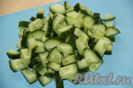 Огурец нарезать на кубики.