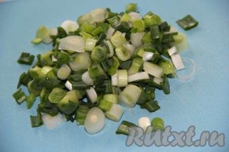 Лук мелко нарезать.