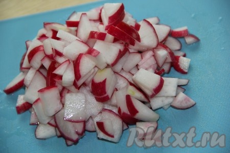 Редис нарезать на небольшие кусочки.