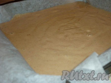 Форму для выпекания застелить пергаментом и вылить тесто.&nbsp;
