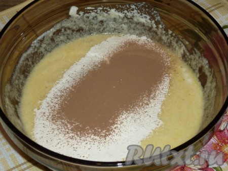 Добавить просеянную муку и какао. Всё хорошо перемешать, чтобы масса стала однородной.&nbsp;
