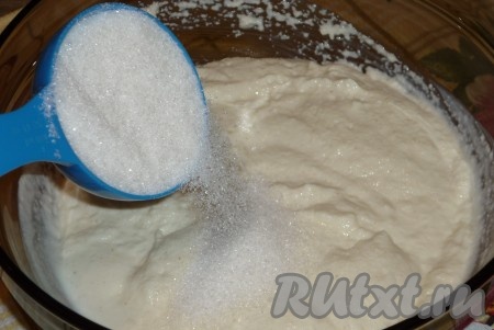 Затем добавить сахар, яйцо и щепотку соли.
