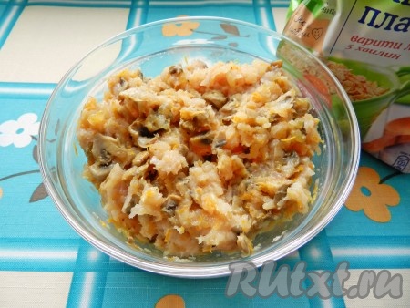 Перемешать фарш до однородности, оставить на 10 минут.