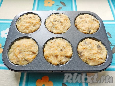 Формы для маффинов немного смазать маслом. Силиконовые формы можно не смазывать, достаточно смочить их водой. Выложить фарш в формы и поставить в разогретую до 180 градусов духовку на 25-30 минут.