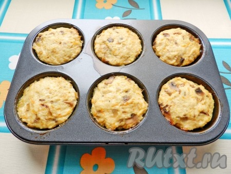 Готовые куриные маффины с грибами немного остудить и вынуть из формы.
