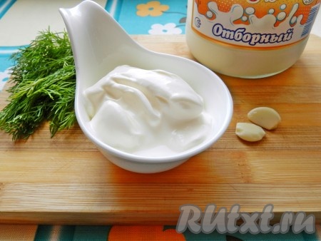 Для соуса приготовить айран, укроп и чеснок. 