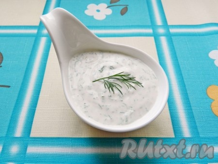 Укроп мелко нарезать, чеснок пропустить через пресс, смешать с айраном, поперчить по вкусу.