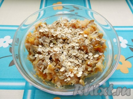 Смешать куриный фарш с остывшими шампиньонами, морковью и луком. Добавить овсяные хлопья, влить сливки, посолить, поперчить.
