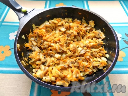 В сковороде разогреть масло, выложить шампиньоны и обжарить до испарения жидкости. Затем добавить лук, морковь и обжарить все вместе до легкого золотистого цвета.
