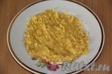 Очищенный банан разминаем вилкой в пюре.
