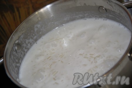 Затем добавляем сахар, горячее молоко и перемешиваем. Варим на маленьком огне минут 15, постоянно помешивания.
