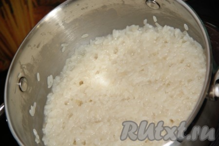 Рис промываем под проточной водой, заливаем его 300 мл воды и варим 20 минут на среднем огне (до полного испарения воды).
