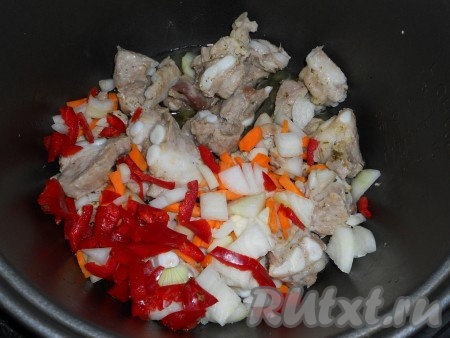 Лук, зубчики чеснока и морковь очистить. Удалить плодоножку с семенами из болгарского перца. Лук и морковку нарезать на небольшие кусочки, болгарский перец - соломкой. Рёбрышки, обжарившиеся в течение 15 минут, посолить, посыпать специями и кавказскими травами, добавить болгарский перец, морковку и лук, перемешать. Готовить мясо с овощами на режиме "Жарка" 15 минут, иногда перемешивая.