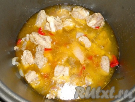 Затем влить 0,5 литра горячей воды, посолить немного, закрыть крышку мультиварки и выставить режим "Тушение" на 20 минут.