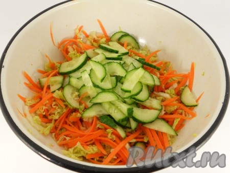 Свежий огурец вымыть, обрезать кончики с двух сторон. Нарезать огурчик на тонкие полукружочки, добавить к морковке с капустой, влить лимонный сок, перемешать овощной салат, можно слегка присолить.