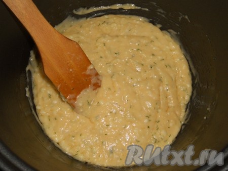 Выставить режим "Мультиповар" 80 градусов на 10 минут. Крышку мультиварки не закрывать. Все 10 минут следует творожную массу помешивать деревянной лопаткой. Масса начнет расплавляться, станет тягучей.
