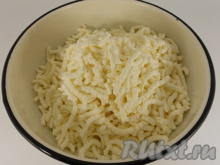 Творог пропустить через мясорубку с мелкой решеткой (желательно 2 раза).